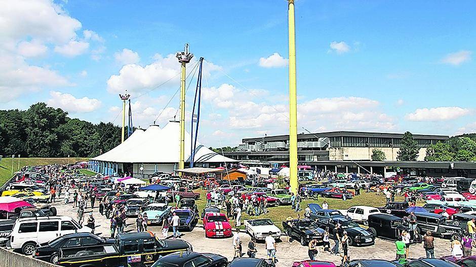 Auf dem Gelände rund um das Eissportzentrum präsentieren die Besitzer amerikanischer Fahrzeuge ihre chromblitzenden „Schätze“.