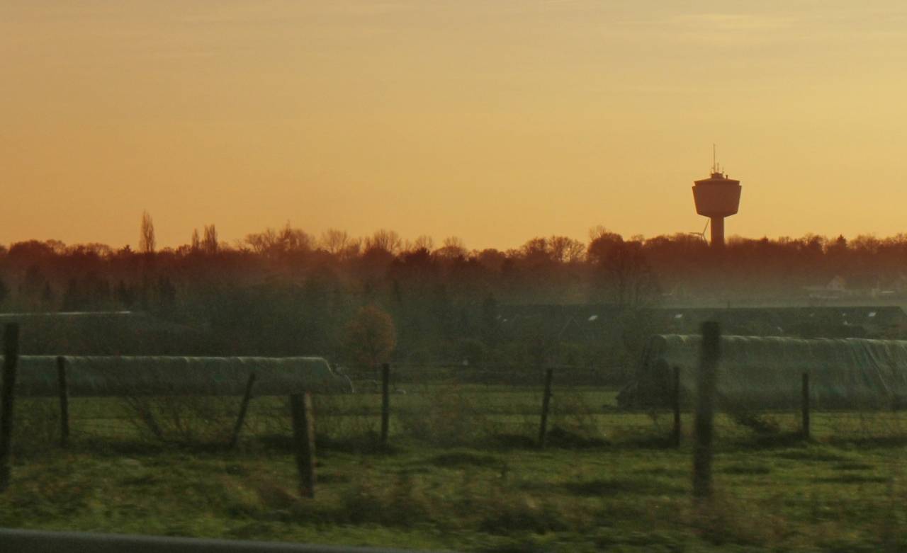 Von weitem sichtbares Wahrzeichen: Der Wasserturm von Dülken - genannt Windrose - in der Abenddämmerung. Foto: Axel Küppers
