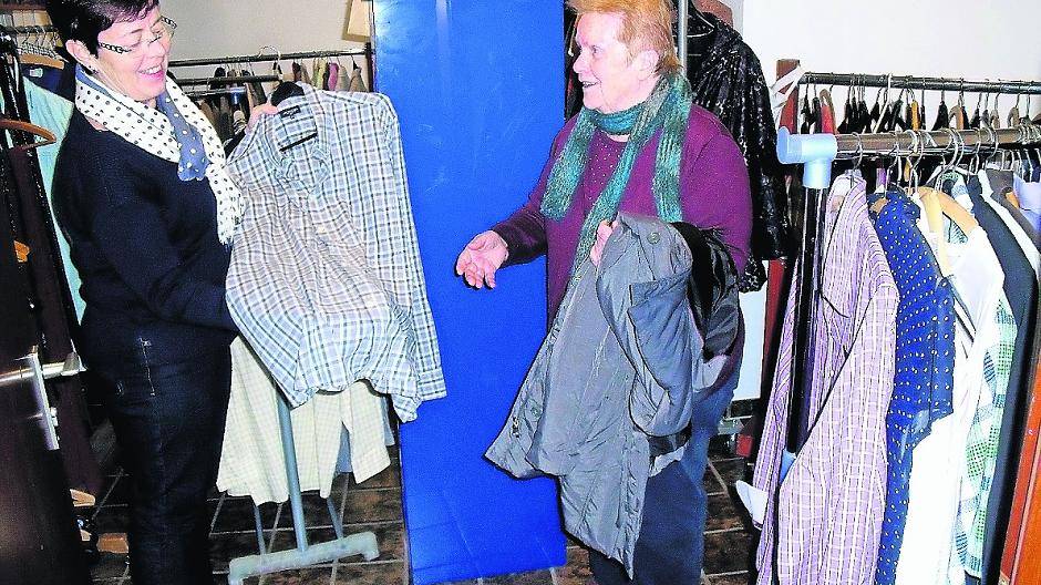  Marianne Fasselt (l.) und Gerta Kothes nehmen gern gut erhaltene Winterkleidung und Bettwäsche für die Flüchtlinge entgegen. 