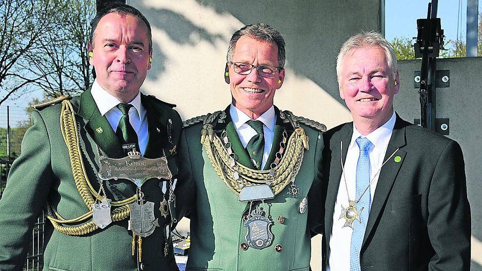  Der neue Stadtschützenkönig inmitten seiner Mitbewerber, die ihn zum erfolgreichen Schuss beglückwünschten: Peter Fiegen, Holger Amelung und Josef Lickes (von links). Fotos/Titel 