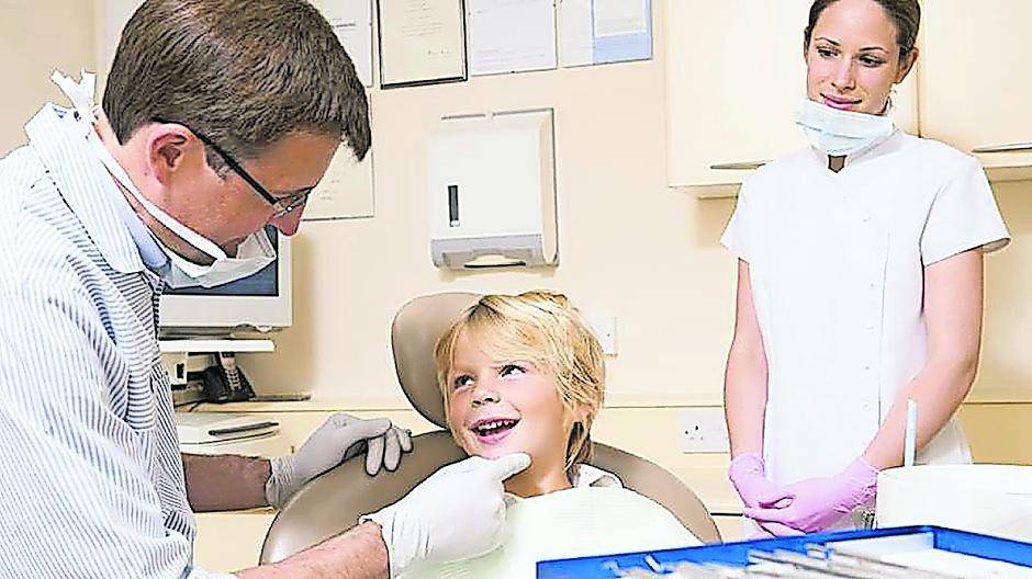 Der Zahnarzt schaut nicht nur, ob die Milchzähne gesund sind, sondern gibt auch kindgerechte Tipps für die richtige Pflege.