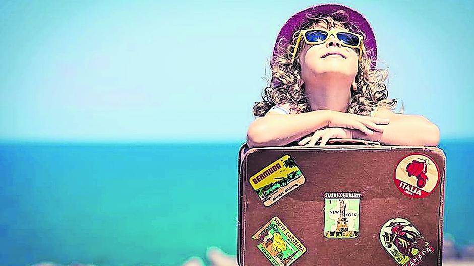  Endlich Ferien! Wer den Urlaub unbeschwert von gesundheitlichen Beschwerden genießen will, sollte auf eine gut bestückte Reiseapotheke achten. Foto: djd/LINDA AG/Sunny studio-Fotolia 