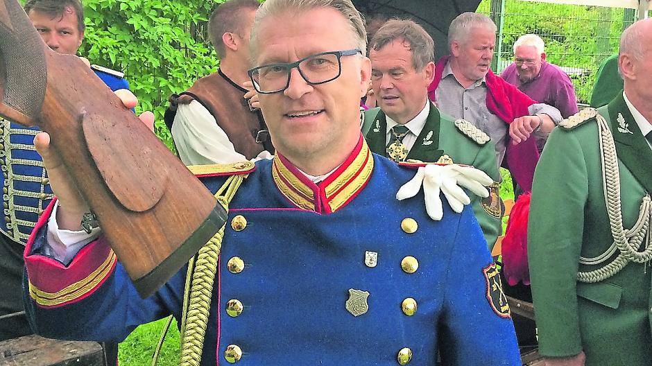  Peter Kuske von den Preußen Offizieren löste beim Vogelschießen Rainer Brockers ab. Mit dem achten Schuss fiel der Vogel. Bösinghoven war außer sich vor Freude. 
