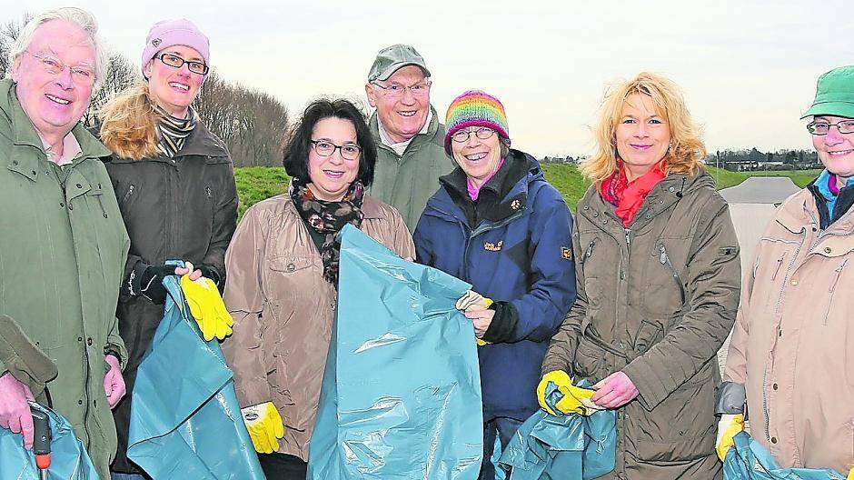 In Büderich haben „einige“ Freiwillige bereits fleißig mit angepackt. Der Rheindeich ist jetzt wieder etwas sauberer.