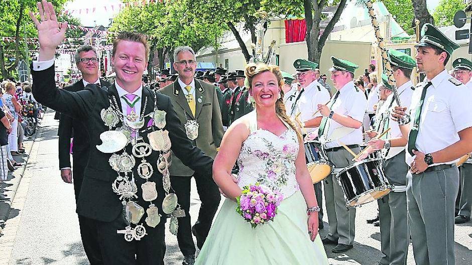 König Robert I. van Vreden mit seiner Königin Stefanie bei der Parade am Montag.