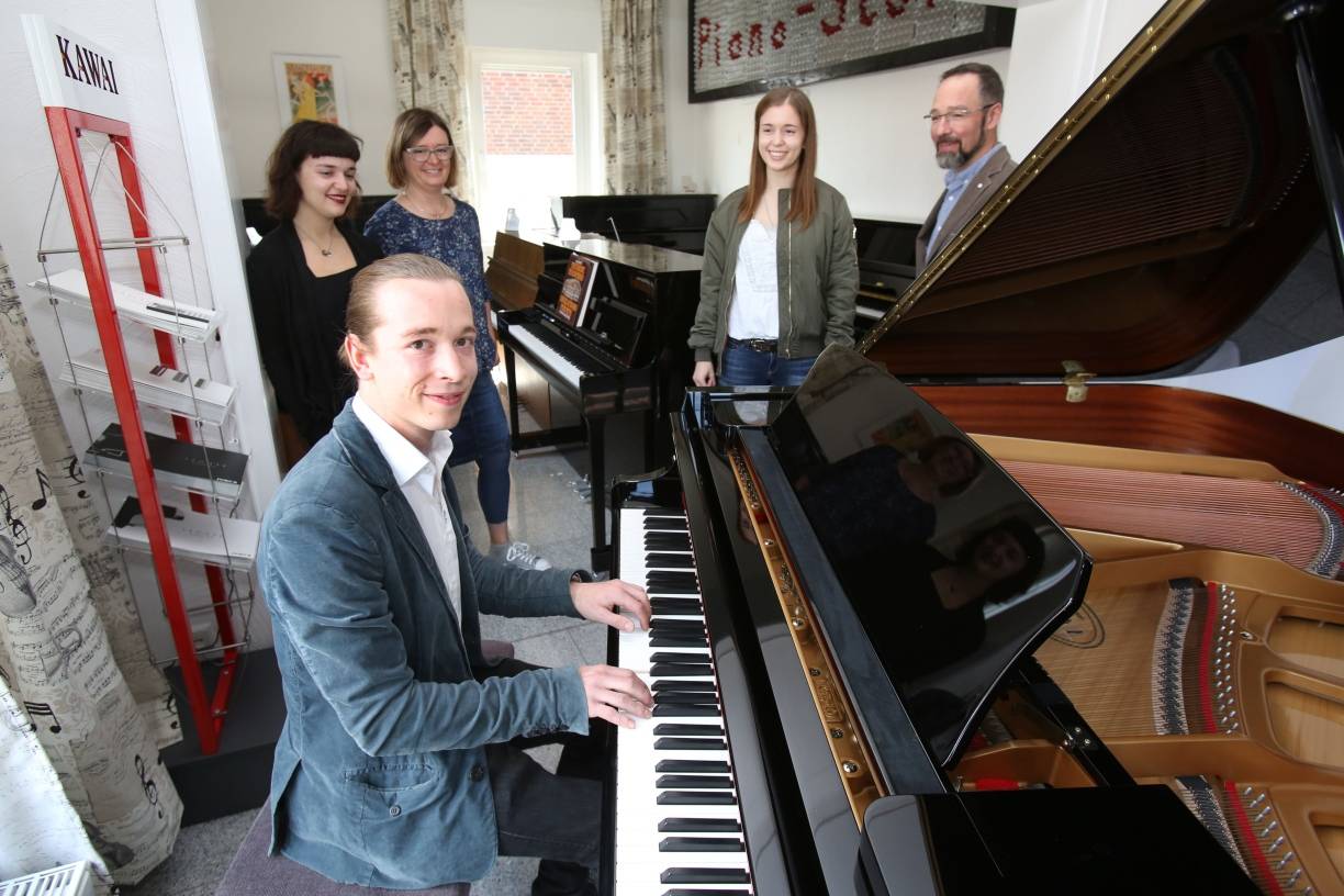  Den Komplettservice rund ums Klavier bietet ab sofort Marten Overath (24) in seinem „Piano Store” an der Uerdinger Straße 73 in Lank-Latum an. 
