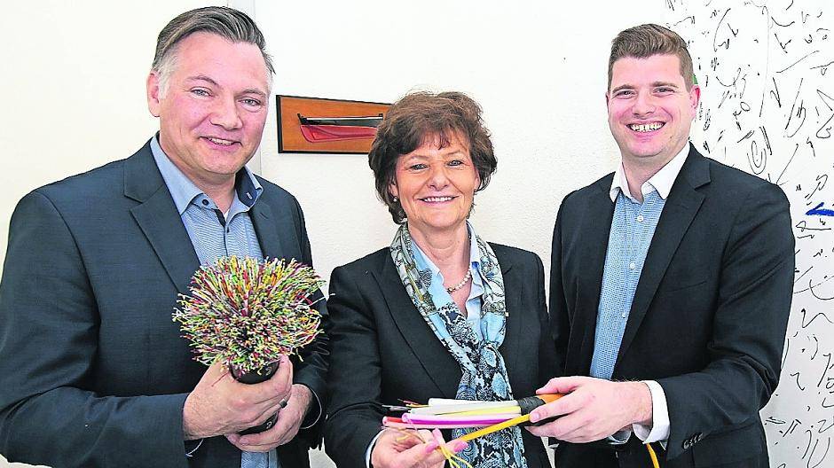 Grünes Licht für den Glasfasernetzausbau in Meerbusch: Martin Philipp, Leiter Technische Infrastruktur, Bürgermeisterin Angelika Mielke-Westerlage und Telekom-Regionalmanager Simon Pohlen und Martin Philipp.