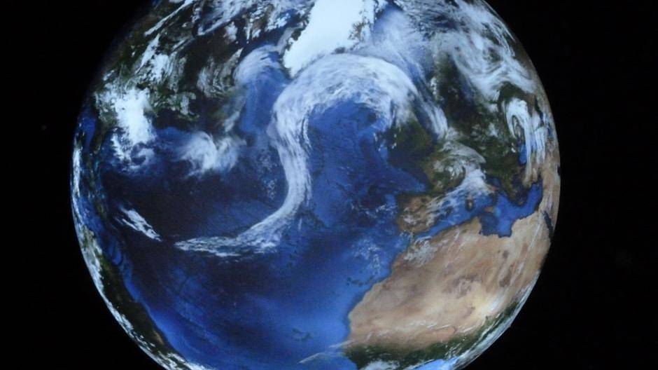  Das Highlight der Ausstellung „Die Wunder der Natur“ ist eine 20 Meter große Erdkugel, die im Innenraum des GASOMETER spektakulär in Szene gesetzt wird. 