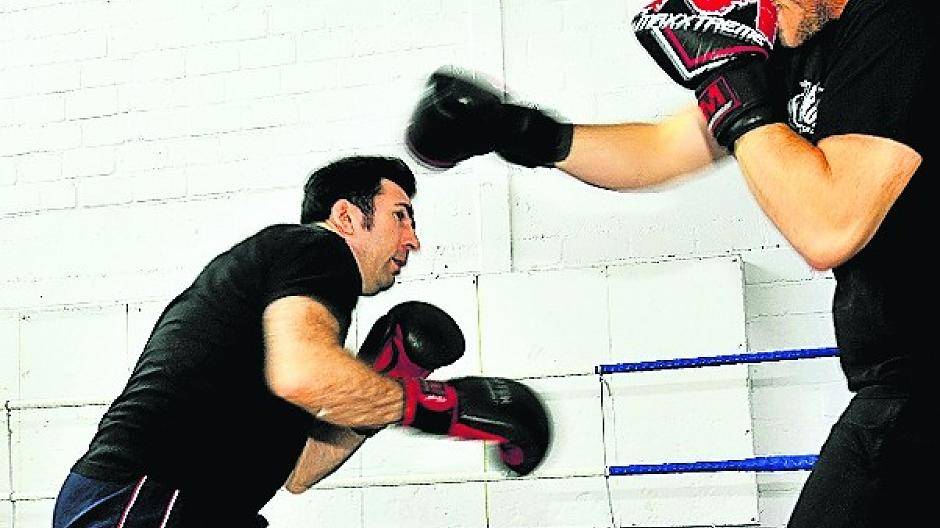 Redakteur Kellys Grammatikou (links) taucht ab - ausweichen vor den Schlägen.