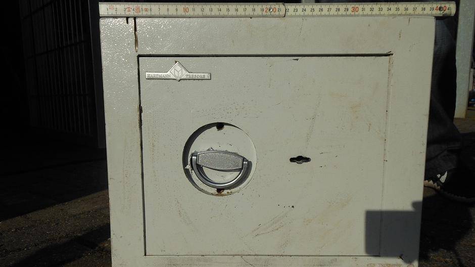 Im Oktober schmissen Unbekannte einen aufgeflexten Tresor in den Bösi-See. Die Polizei bittet jetzt um Hinweise.