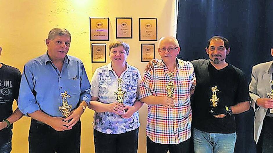 Freuen sich über ihre Plätze: Von Robert Krewing, Dieter Reuter, Angelika Kurzhals, Wolfgang Kurzhals, Dejan Miletic und Heinrich Scheers.