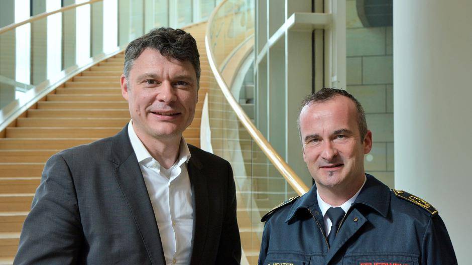 Der Vorsitzende des Verbandes der Feuerwehren im Rhein-Kreis, Stefan Meuter (rechts), traf den Landtagsabgeordneten Dr. Jörg Geerlings.