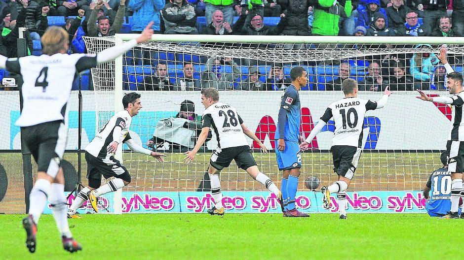  Viele glückliche Gesichter, die fast alle an der Gesichte des Spiels mitschrieben: Thorgan Hazard (10) machte sein erste Tor aus dem Spiel heraus in dieser Bundesligasaison, Vincenzo Grifo (r.) stand erstmals in der Startelf und bereitete zwei Tor vor und Janik Vestergaard (4) traf nach seinem Tor gegen Bremen auch gegen seinen zweiten Ex-Verein. 