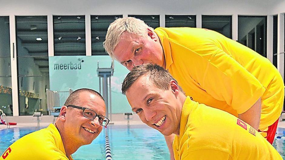 Sascha Davids, Dirk Warthmann und Daniel Marzinzik (von links) freuen sich über das neue Übungsgerät.