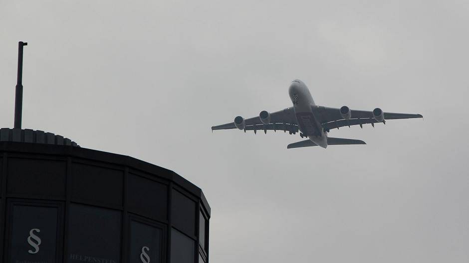  Die Gefahren für die menschliche Gesundheit durch Fluglärm und Abgase der Jets sind ins Blickfeld des Eröterungstermins in Düsseldorf gerückt. Die greifbare Nähe der Maschinen über den Hausdächern tut ein Übriges. Hier der Airbus A380 im Anflug auf die Kreuzung Düsseldorfer — / Moerser Straße in Büderich.  