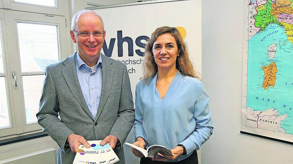  Berthold Grebe und Dr. Marie Batzel haben das neue Programm der VHS Meerbusch für das 1. Semester 2017 vorgestellt. 