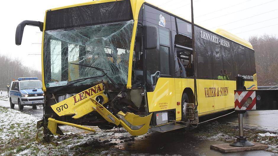  Glück im Unglück hatte der 29-jährige Fahrer aus Kaarst: Deutlich zu erkennen wie schwer der vordere bereich des Omnibusses ist. 