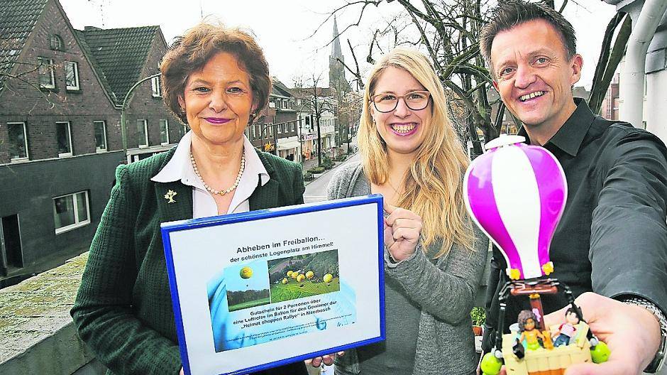  Auf dem Balkon des Rathauses konnten Nina Segmanovic (Mitte) und Markus Häseli schonmal etwas Höhenluft schnuppern. Den kleinen Spielzeug-Ballon zum Üben gab’s als Zugabe dazu. Bürgermeisterin Angelika Mielke-Westerlage freut sich schon auf die Ballonfahrt mit den beiden Gewinnern. Foto Stadt Meerbusch / Dackweiler 