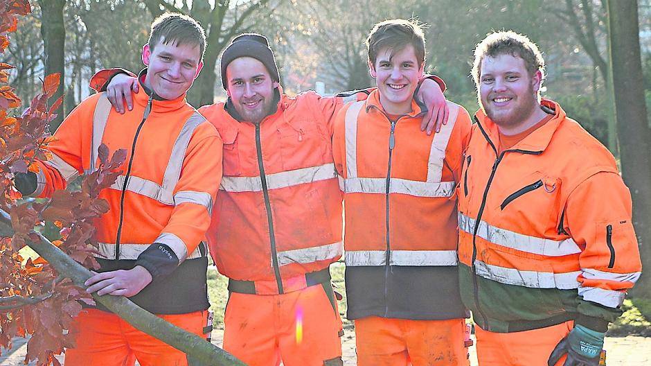  Die Auszubildenden-Kolonne der Stadt hat sichtlich Spaß an der Arbeit. Die künftigen Garten- und Landschaftsbauer gestalten unter Anleitung schon während der Ausbildung etliche Projekte selbst, sie bauen Spielplätze und helfen bei Aufforstungen. Foto Stadt/ Julius Schellhorn 