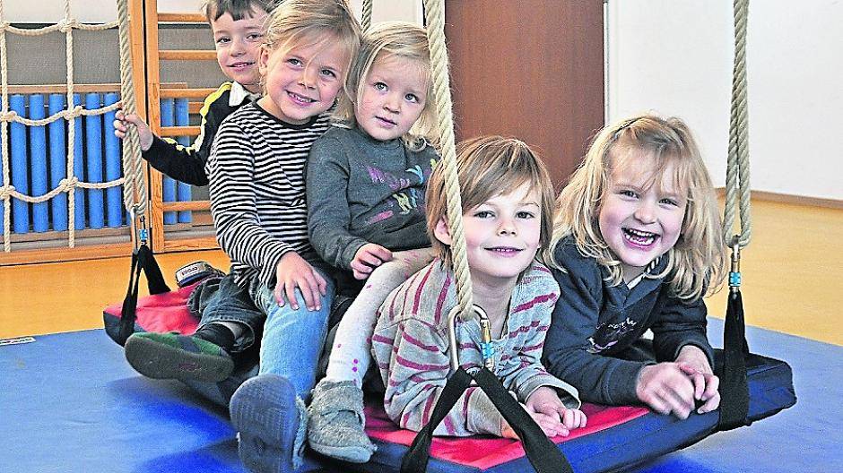  Sichtlich Freude haben die Kids im lanker Kindergarten. Eine neue Mattenschaukel wartet darauf, genutzt zu werden. 