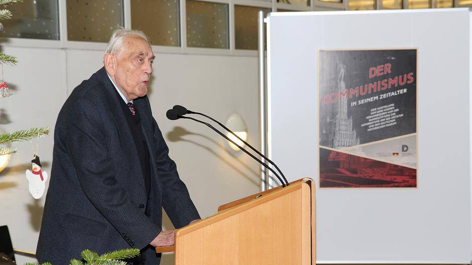  Ausstellungseröffnung im Kreishaus: Dr. Hans-Ulrich Klose, Erster Stellverstretender Landrat, schilderte bei der Ausstellung „Der Kommunismus in seinem Zeitalter“ seine persönlichen Erfahrungen in der ehemaligen DDR. 