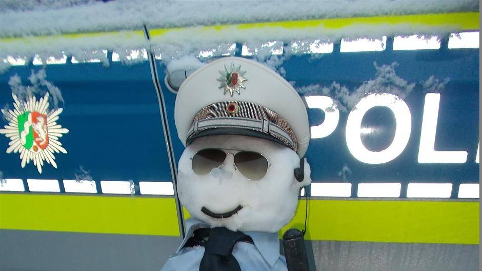 Süßer Polizei-Schneemann mahnt Autofahrer