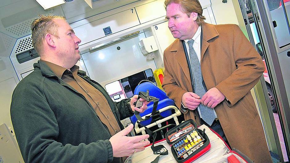  Lutz Lienenkämper im Gespräch mit dem Leiter der Wache, Karsten Juchems. 