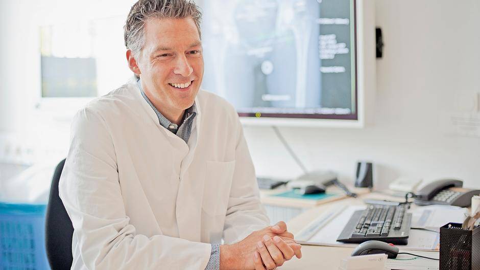  Chefarzt Privat-Dozent Dr. med. Tim Claßen freut sich über die erneute Auszeichnung des Focus. Sein Team gehört damit zu den besten in Deutschland. 