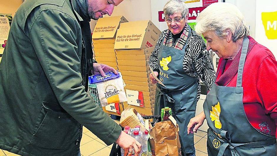  In den beiden großen Supermärkten in Osterath haben die Tafel-Mitarbeiter um Spenden gebeten - und es wurde reichlich gegeben. 
