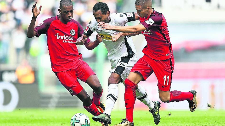 Bezeichnende Szene: Eintracht Frankfurt verteidigte geschickt und doppelte im Spiel gegen den Ball, sodass den Borussen um Raffael wenig einfiel und es am Ende eine verdiente Niederlage gab.