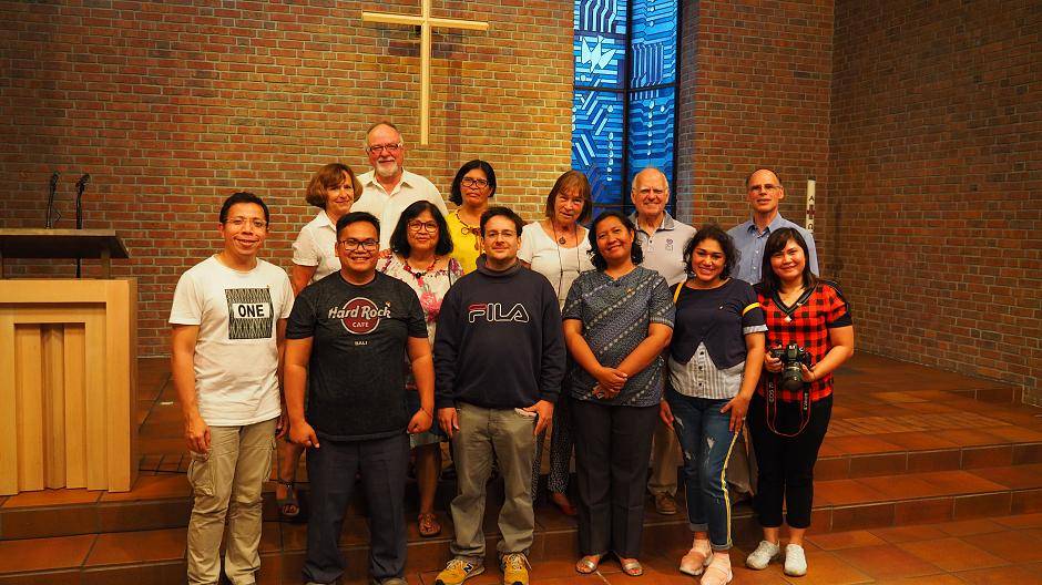 Die Gäste aus Sumatra zusammen mit ihren Strümper Freunden in der Versöhnungskirche.