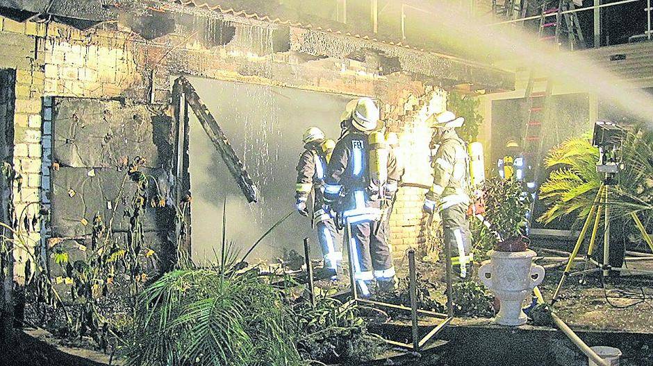  Schlimm sehen die Brandschäden in Lank-Latum an der Uerdinger Straße aus. Eine Person wurde zur Kontrolle in ein Krankenhaus gebracht. 
