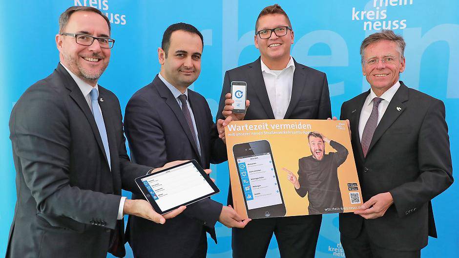 E-Governmentbeauftragter Harald Vieten, IT-Dezernent Bijan Djir-Sarai, Projektleiter Jürgen Brings und Landrat Hans-Jürgen Petrauschke stellen die neue Straßenverkehrsamts-App im Neusser Kreishaus vor (von links).