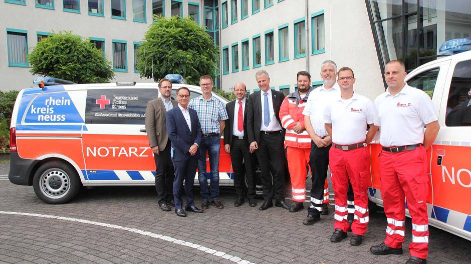 Notarztwagenübergabe vor dem Kreishaus Grevenbroich (v.l.): Marc Zellerhoff, Ärztlicher Leiter Rettungsdienst, Rettungsausschussvorsitzender Bernd Ramakers, Wilhelm Keßel, Amt für Sicherheit und Ordnung, Manfred Lenz, Kreisgeschäftsführer DRK, Kreisdirektor Dirk Brügge, Jan Remiger, Wachleiter DRK, Dirk Hermes, Fachbereichsleiter Johanniter, Georg Heseler, Stellv. Wachleiter Johanniter, Christian Zemla, Lehrrettungswache Meerbusch).