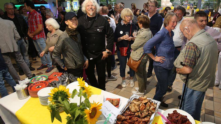 Ralf Bos sorgte mit seinem Team für kulinarische Köstlichkeiten, die das internationale Buffet vervollständigten.