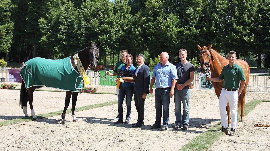 Landrat Hans-Jürgen Petrauschke (3.v.l.) u.a. mit Silvia Zimmer aus Zülpich (2.v.l.) und ihrer Siegerstute „Zurprise“ (links) bei der Übergabe des Wanderpreises für die Gesamtsiegerstute. Recht im Bild: Die Reservesiegerstute „Donna Gracia“ von der Zuchtgemeinschaft Rütten-Janßen, Mönchengladbach.