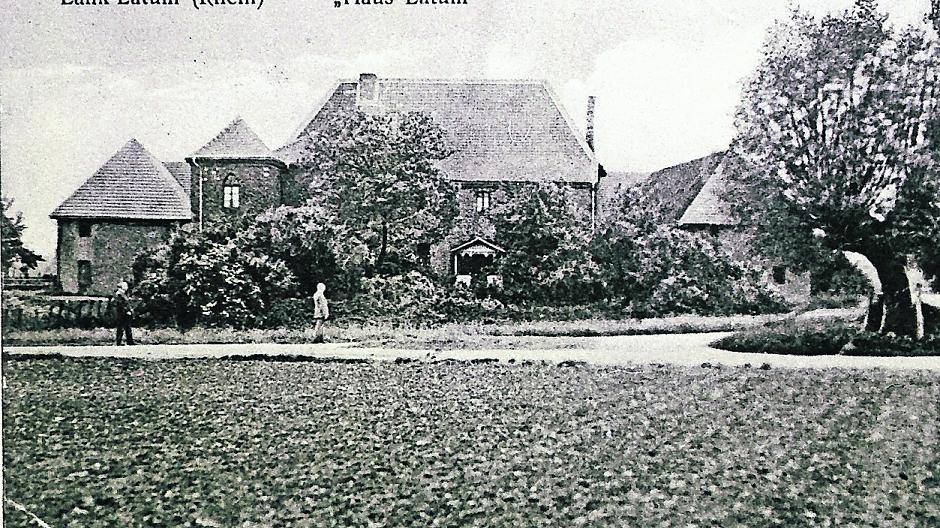  Der Heimatkreis Lank e.V. präsentiert in diesem Jahr den ortsbekannten, ehemaligen Rittersitz „Haus Latum“. Hier ist er auf einer alten Postkarte abgebildet. 
