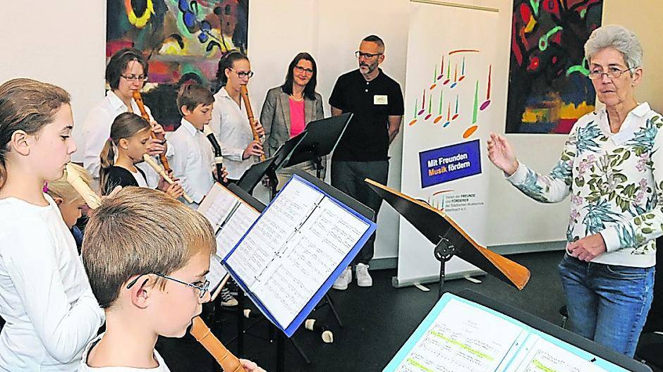  Die musikalische Eröffnung unter der Leitung von Anne Spee. Schulleiterin Anne Burbulla und ihr Stellevertreter Michael Krones (hinten) schauten begeistert zu. 