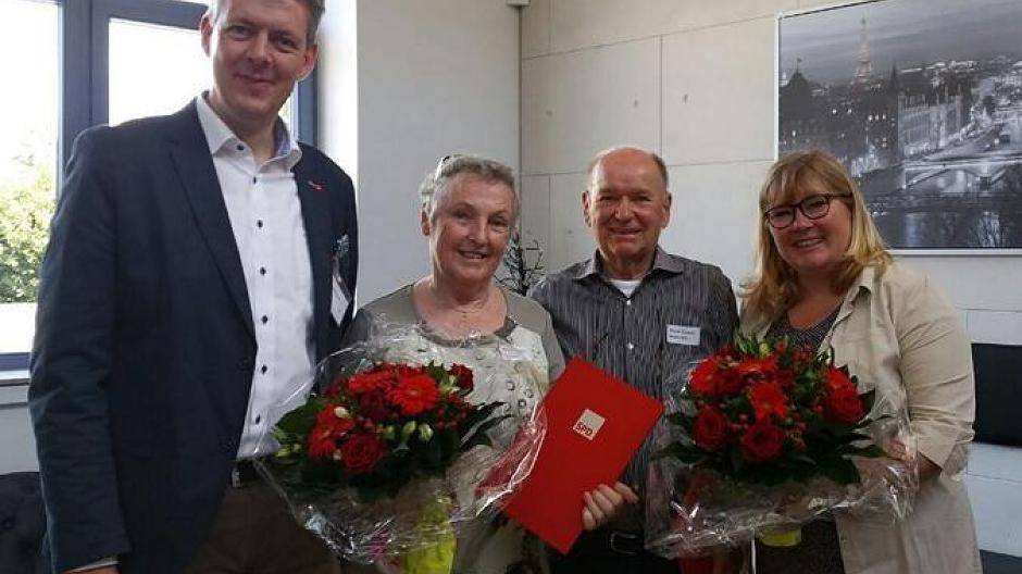 Die Jubilare Margret Abbing und Prof. Dr. Günter Tondorf, umrahmt von der Vorsitzenden der Meerbuscher SPD, Nicole Niederdellmann-Siemes und deren Stellvertreter Thomas Wolfgram, wurdern für ihre langjährige Mitgliedschaft geehrt.