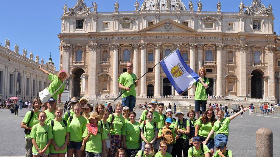  „You’ll never walk alone!“ lautete das Motto der Fahrt der Messdiener St. Stephanus nach Rom. Pfarrer Norbert Viertel zelebrierte dabei eine Messe im Petersdom. 