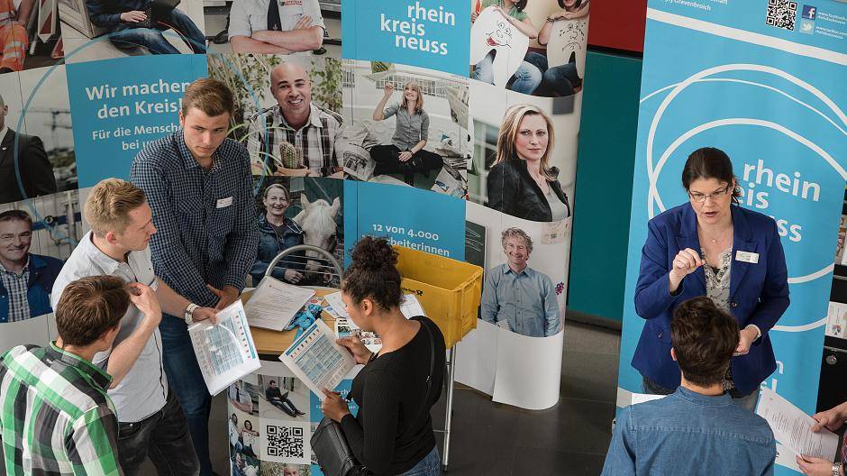 Infos rund um die Ausbildung beim Rhein-Kreis Neuss gab es bei der Check In Berufswelt im Grevenbroicher Kreishaus von (v.l.) den Auszubildenden Christian Arndt, Fabian Tadtke, Thomas Dirksen und Ausbildungsleiterin Vanessa Laabs.