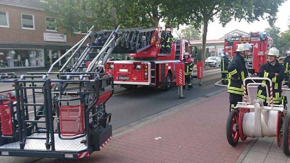 Auch ein Drehleiterwagen war am Freitag im Einsatz. Dreimal mussten die Meerbuscher Wehren ausrücken. Fotos. Feuerwehr