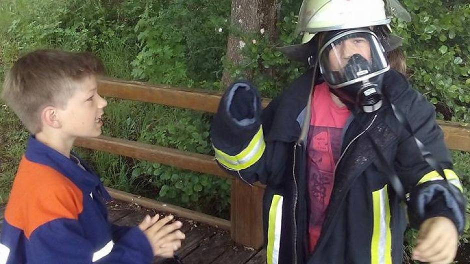 Sichtlich viel Spaß beim Ausprobieren der Anzüge der „großen“ Kameraden hatte die Meerbuscher Jungfeuerwehr.