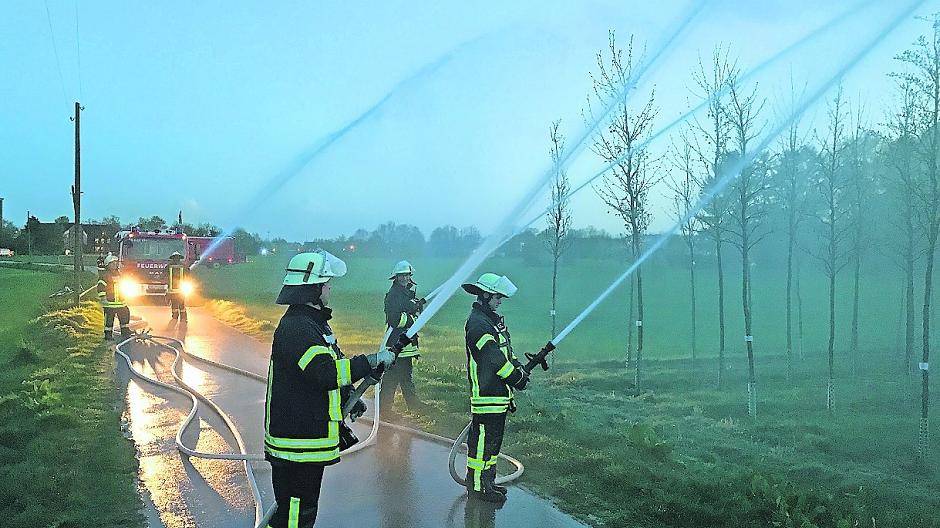 500 Meter lang war der Schlauch. Besser: Die zusammengeschlossenen Schläuche. „Alles nur eine Übung“, so die Feuerwehr Meerbusch.