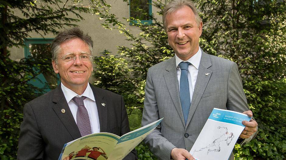 Präsentierten die neue Broschüre „Sportjahre 2016/2017 — Der Rhein-Kreis Neuss zieht Bilanz“: Landrat Hans-Jürgen Petrauschke (links) und Kreisdirektor Dirk Brügge.