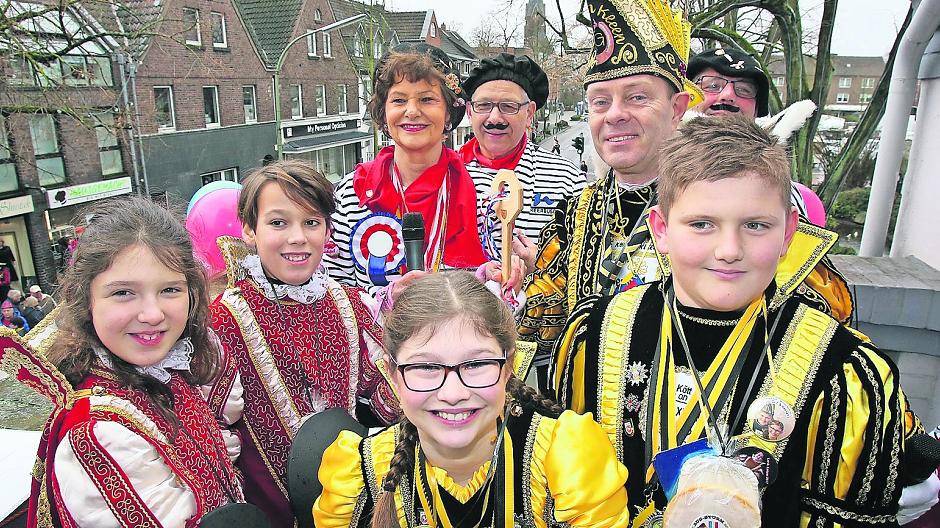 Der Rathausschlüssel ist seit Donnerstag in närrischer Hand und die Jecken und Narren regieren in Meerbusch. Bürgermeisterin Angelika Mielke-Westerlage hatte keine Chance gegen den Prinz und die Kinderprinzenpaare aus Nierst und Lank-Latum.