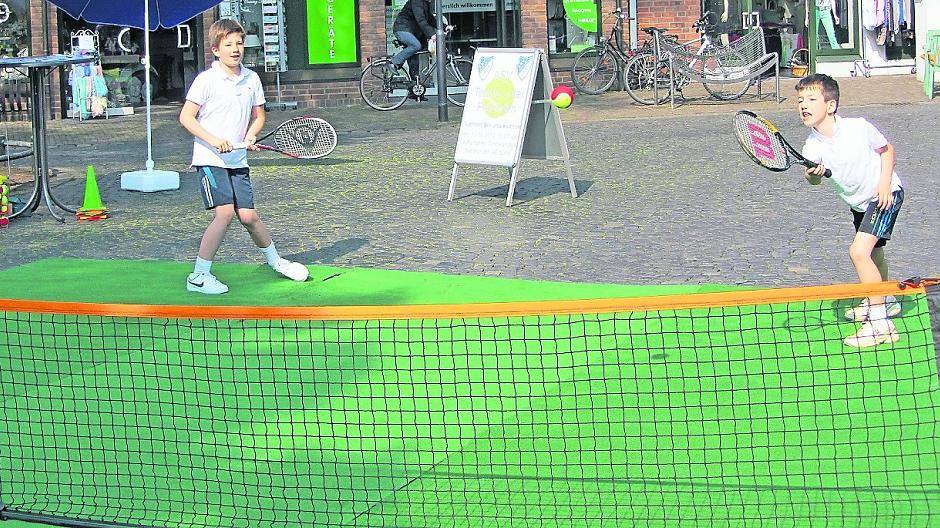 Bereits gestern zeigten die Jüngsten der Tennisabteilung des TSV Meerbusch ab 11 Uhr auf dem „Alten Schulhof“ in der Lanker Fußgängerzone bei einem Show-Training, was sie schon gelernt haben.