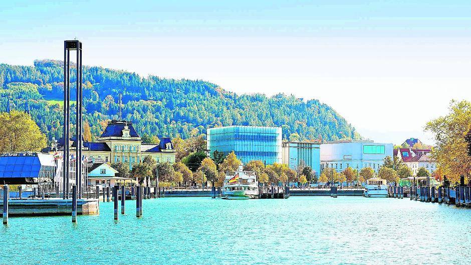 Bregenz am Bodensee lockt die Gäste mit außergewöhnlicher Architektur, traumhafter Landschaft und zahlreichen Freizeit- sowie Kulturangeboten.