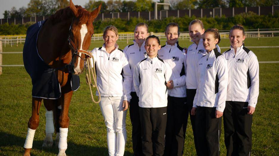Das siegreiche Team: Dainty Dancer und Sophie Haselhoff sowie (v.l.n.r) Pia Todtenhöfer, Selda Pascha, Nina Kamp, Ina Schultze, Maike Lamberts und Rebekka Hänisch.