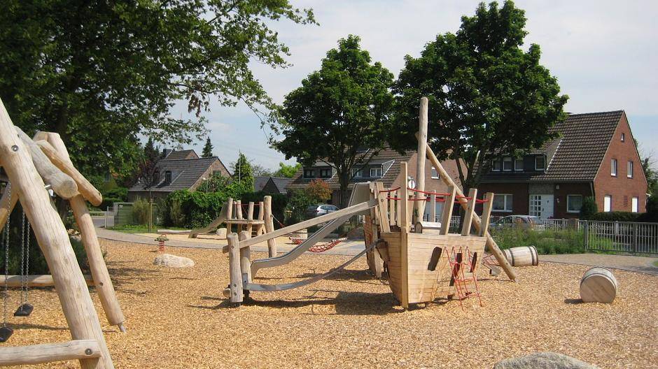Der Spielplatz im Neubaugebiet am Görgesheideweg in Osterath bietet Kindern schöne Spielmöglichkeiten.